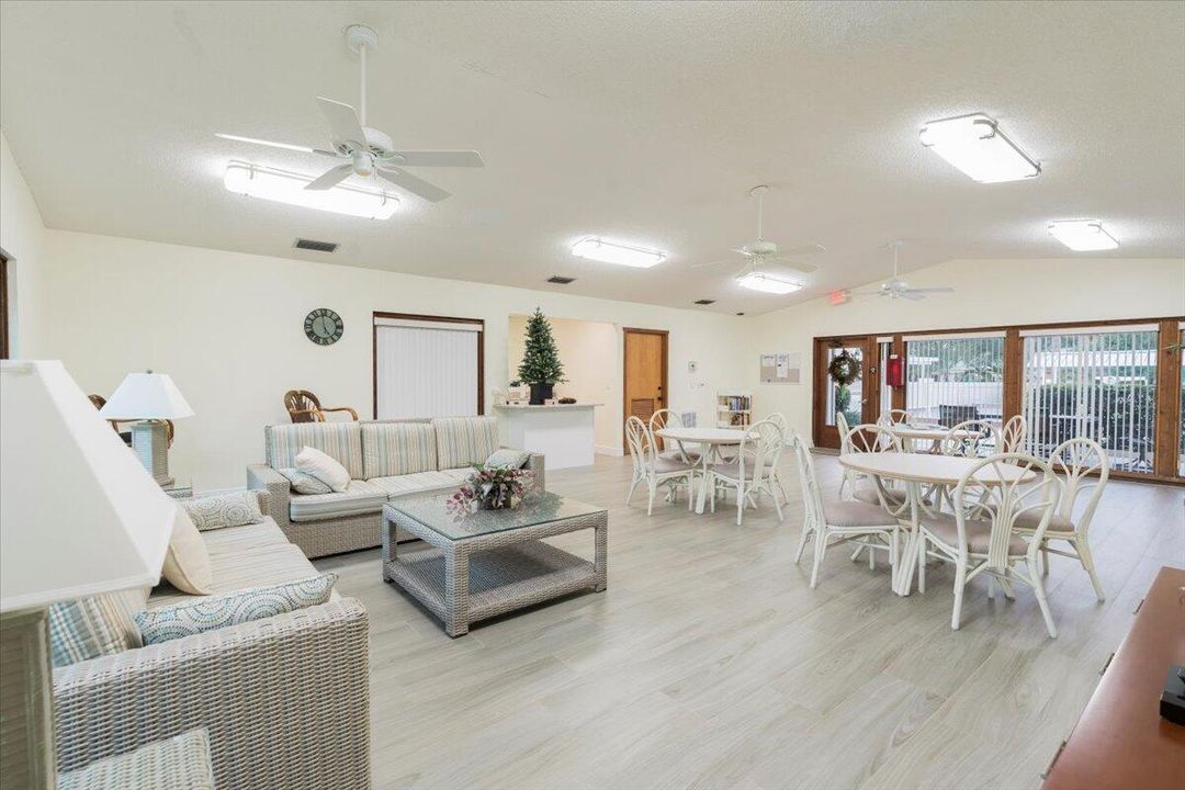 For Sale: $215,000 (2 beds, 2 baths, 1209 Square Feet)