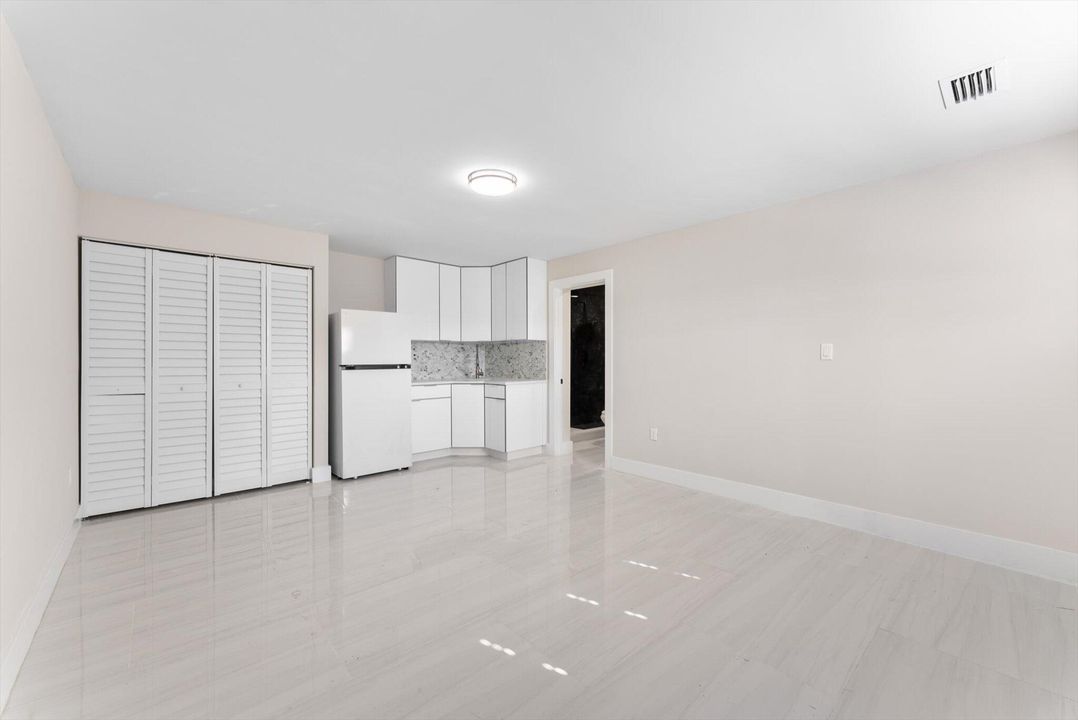 出租: $1,300 (1 贝兹, 1 浴室, 400 平方英尺)