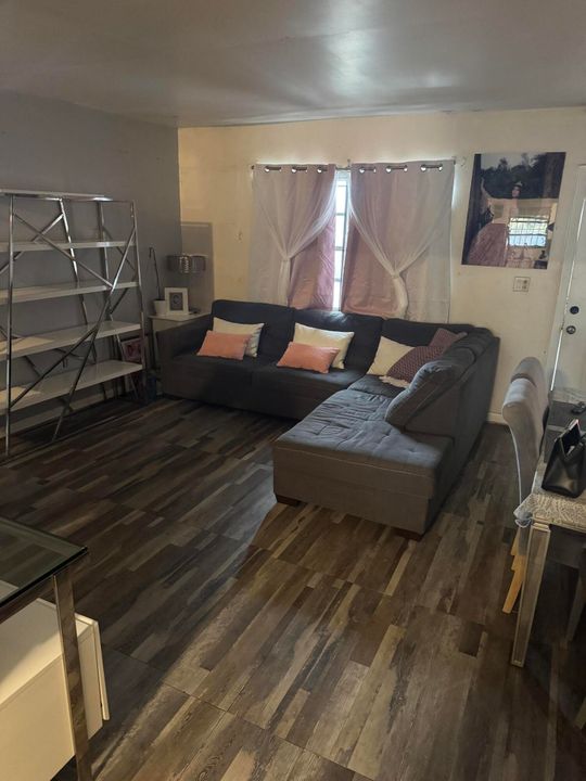 待售: $425,000 (3 贝兹, 1 浴室, 1202 平方英尺)