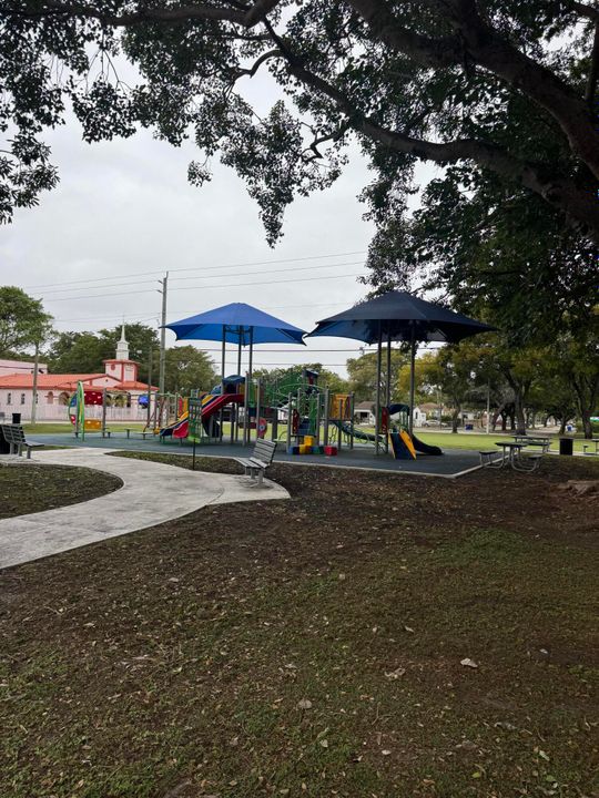 待售: $425,000 (3 贝兹, 1 浴室, 1202 平方英尺)