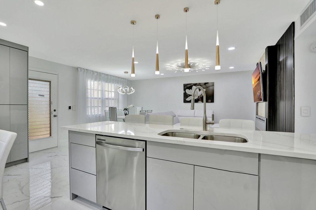 En Venta: $198,000 (2 camas, 2 baños, 907 Pies cuadrados)