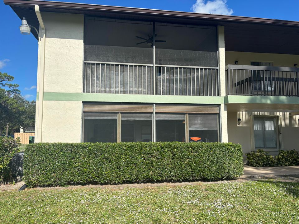 For Sale: $249,000 (2 beds, 2 baths, 860 Square Feet)