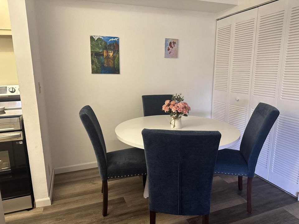 For Sale: $249,000 (2 beds, 2 baths, 860 Square Feet)