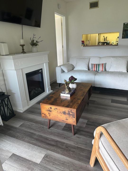 For Sale: $249,000 (2 beds, 2 baths, 860 Square Feet)