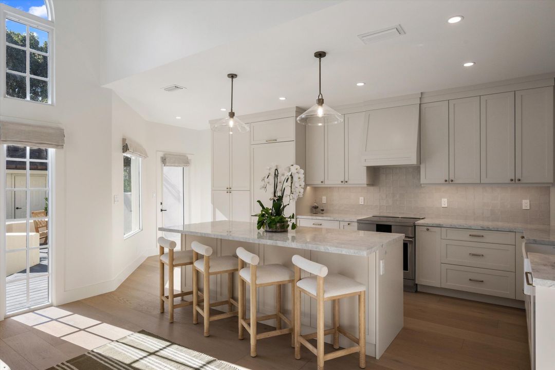 Под контрактом: $1,200,000 (2 спален, 2 ванн, 1735 Квадратных фут)