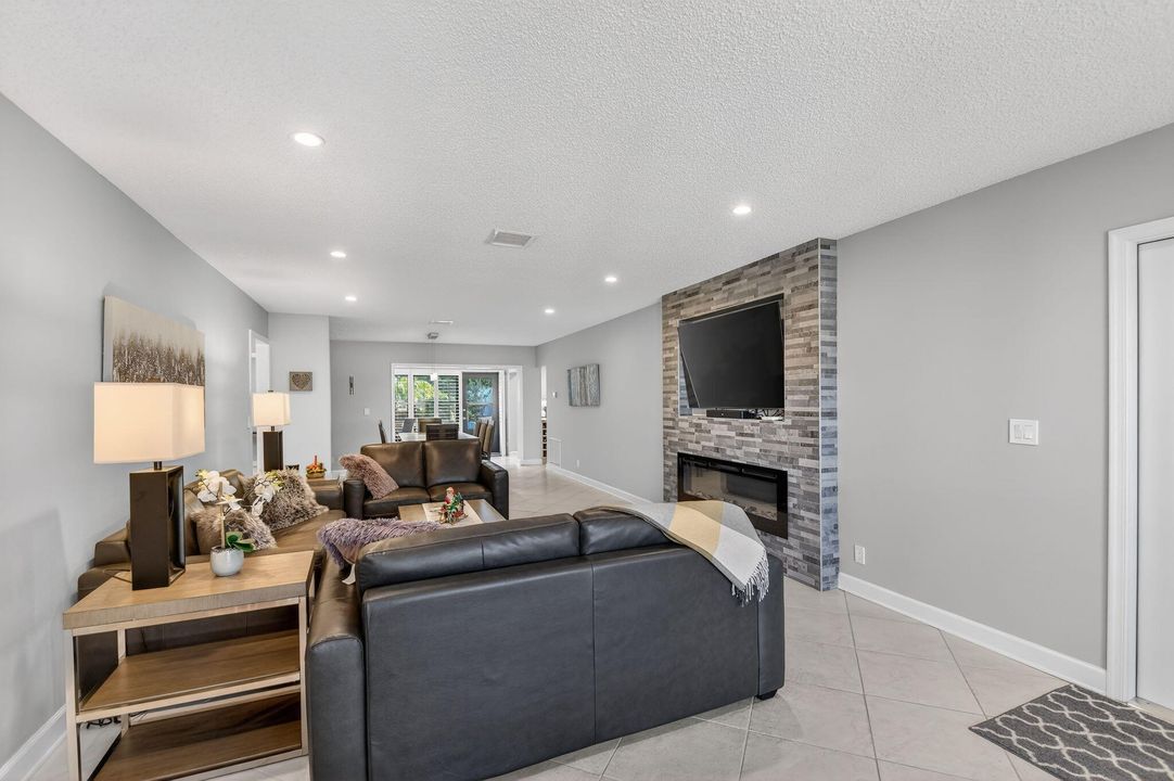 For Sale: $350,000 (2 beds, 2 baths, 1400 Square Feet)