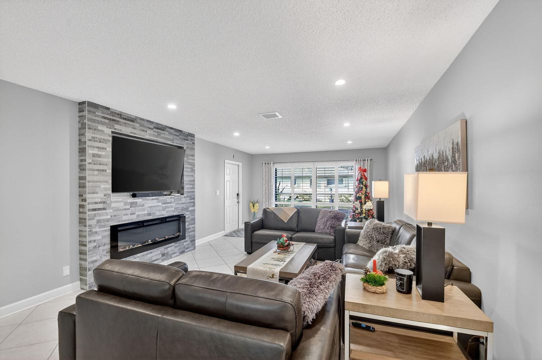 For Sale: $350,000 (2 beds, 2 baths, 1400 Square Feet)