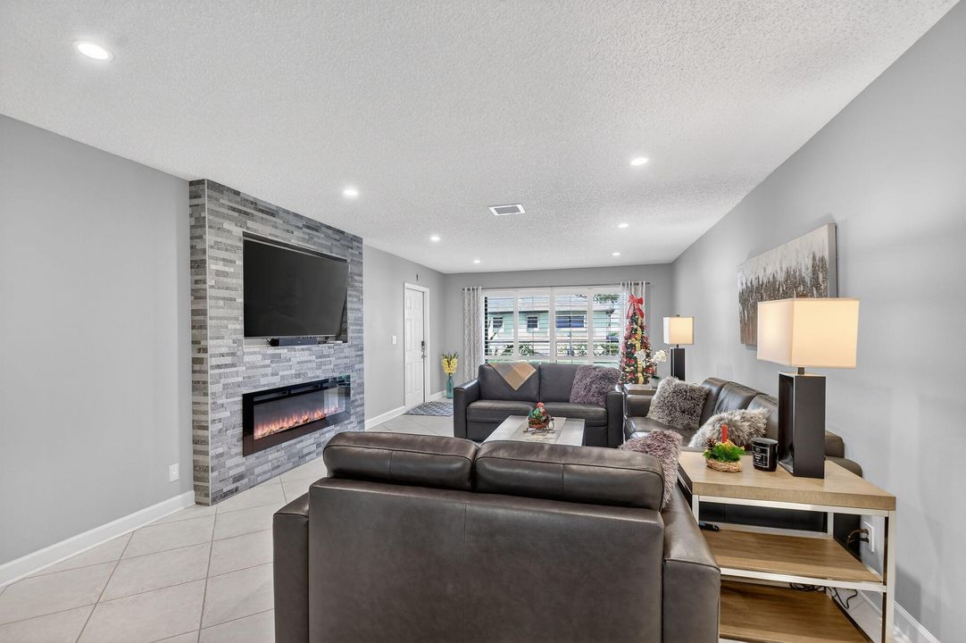 For Sale: $350,000 (2 beds, 2 baths, 1400 Square Feet)