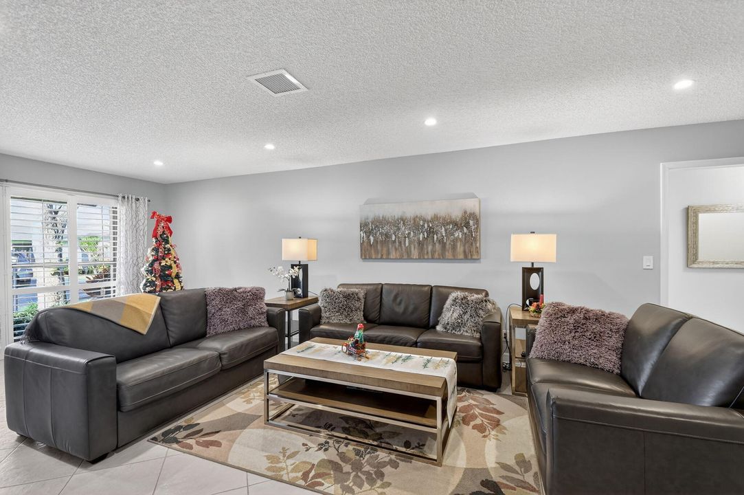 For Sale: $350,000 (2 beds, 2 baths, 1400 Square Feet)