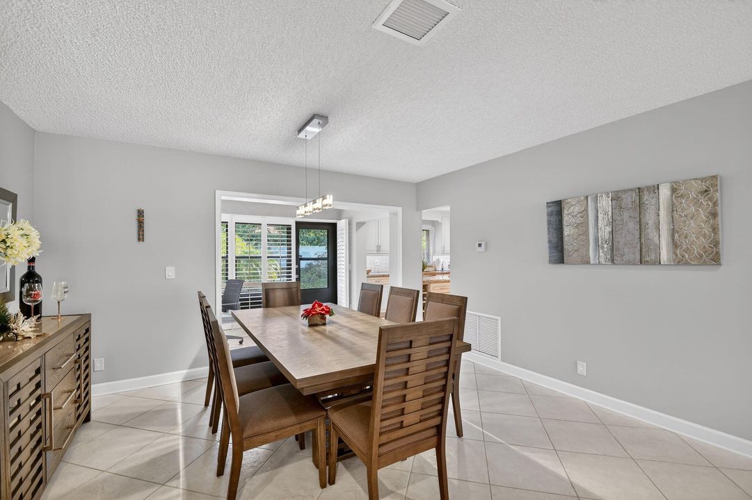 For Sale: $350,000 (2 beds, 2 baths, 1400 Square Feet)