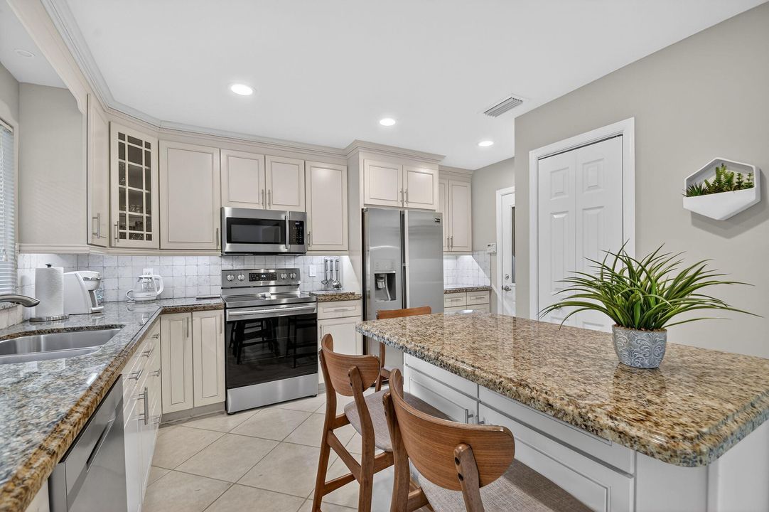 For Sale: $350,000 (2 beds, 2 baths, 1400 Square Feet)