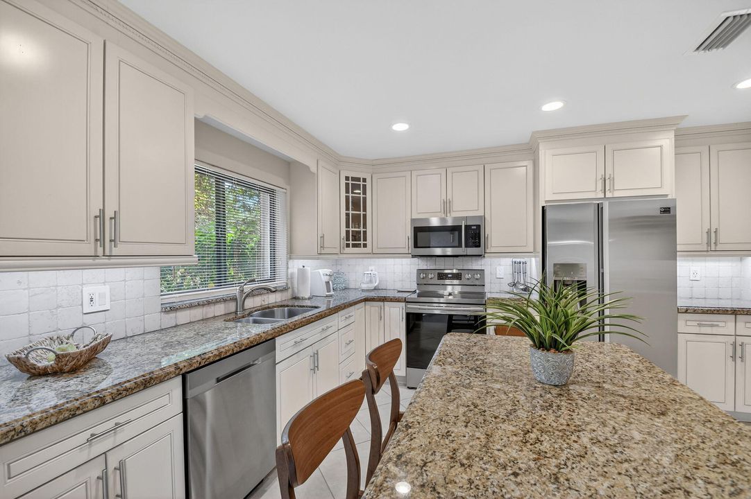 For Sale: $350,000 (2 beds, 2 baths, 1400 Square Feet)