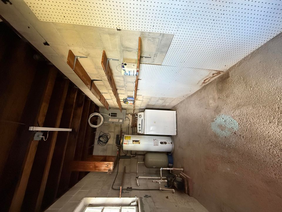 For Rent: $1,900 (2 beds, 1 baths, 832 Square Feet)