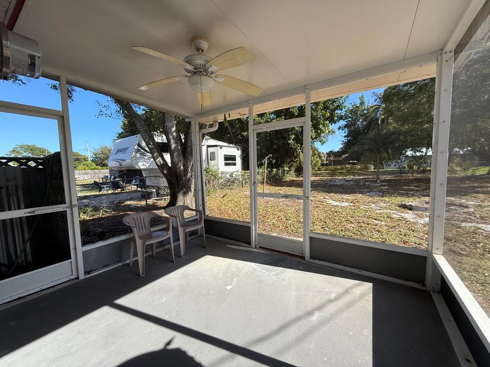 For Rent: $1,900 (2 beds, 1 baths, 832 Square Feet)