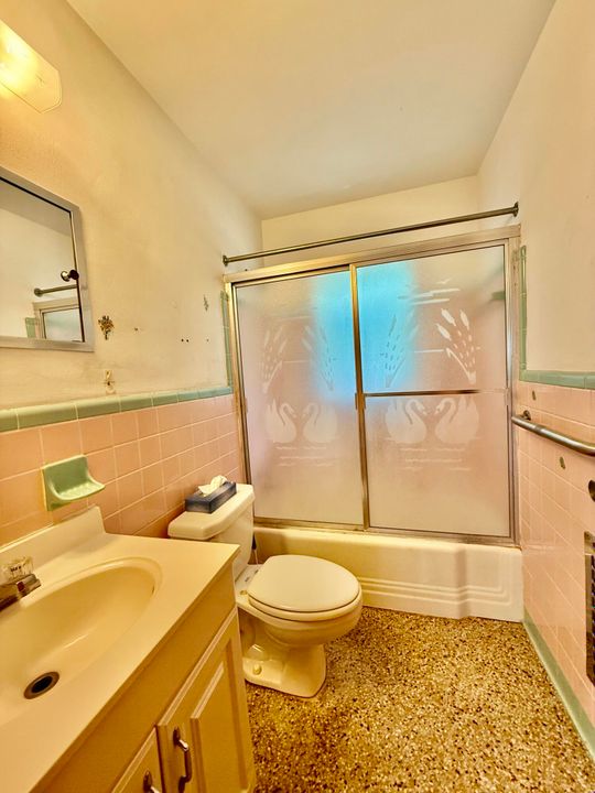 For Rent: $1,900 (2 beds, 1 baths, 832 Square Feet)