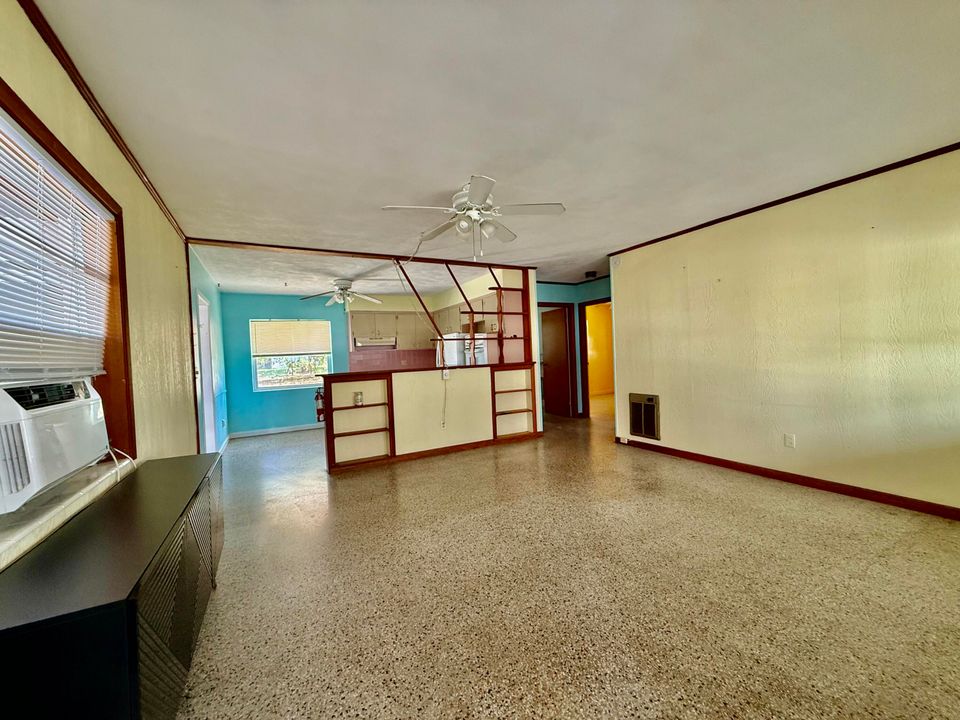 For Rent: $1,900 (2 beds, 1 baths, 832 Square Feet)