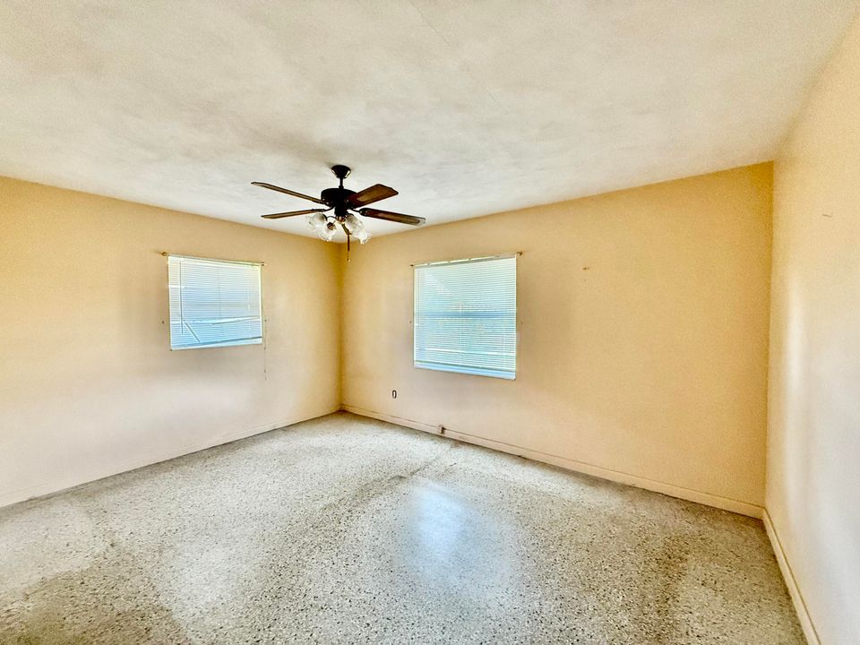 For Rent: $1,900 (2 beds, 1 baths, 832 Square Feet)