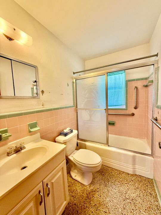 For Rent: $1,900 (2 beds, 1 baths, 832 Square Feet)