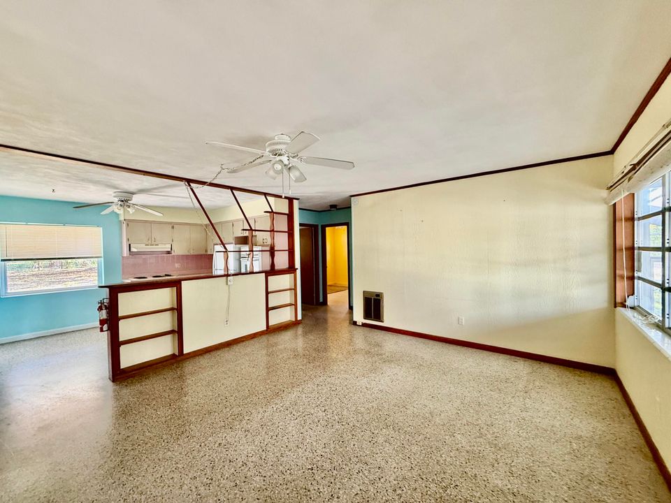 For Rent: $1,900 (2 beds, 1 baths, 832 Square Feet)