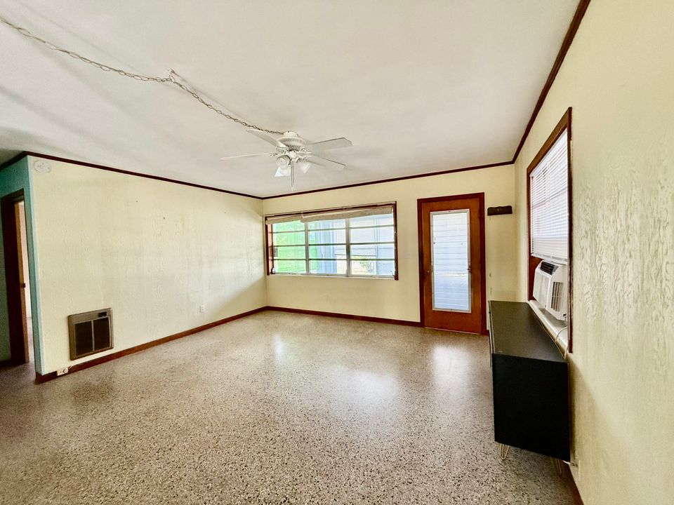 For Rent: $1,900 (2 beds, 1 baths, 832 Square Feet)