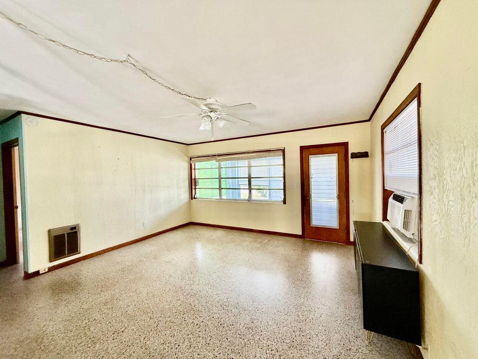 For Rent: $1,900 (2 beds, 1 baths, 832 Square Feet)