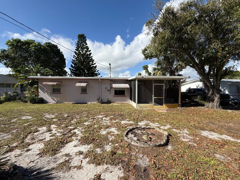 For Rent: $1,900 (2 beds, 1 baths, 832 Square Feet)