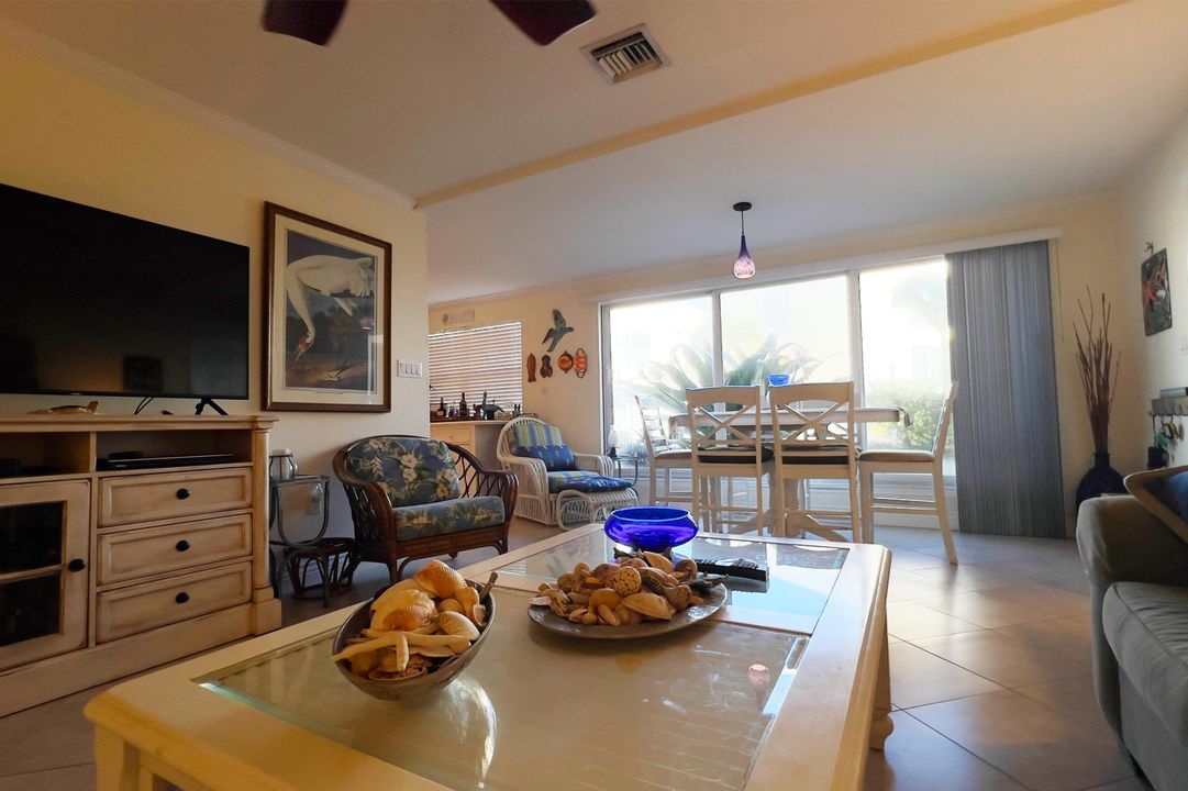 For Sale: $425,000 (2 beds, 2 baths, 1093 Square Feet)