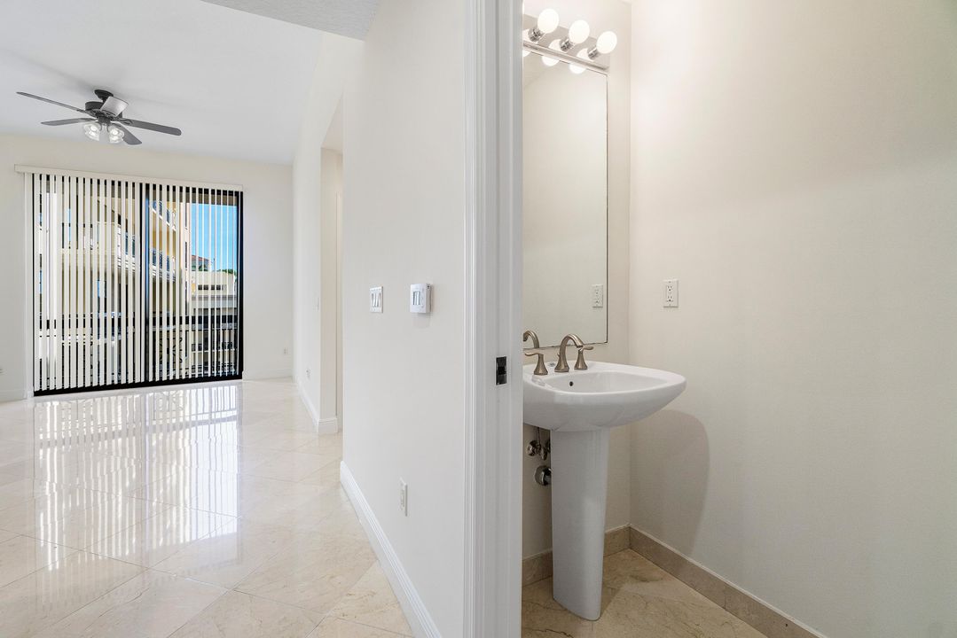 出租: $3,500 (1 贝兹, 1 浴室, 879 平方英尺)