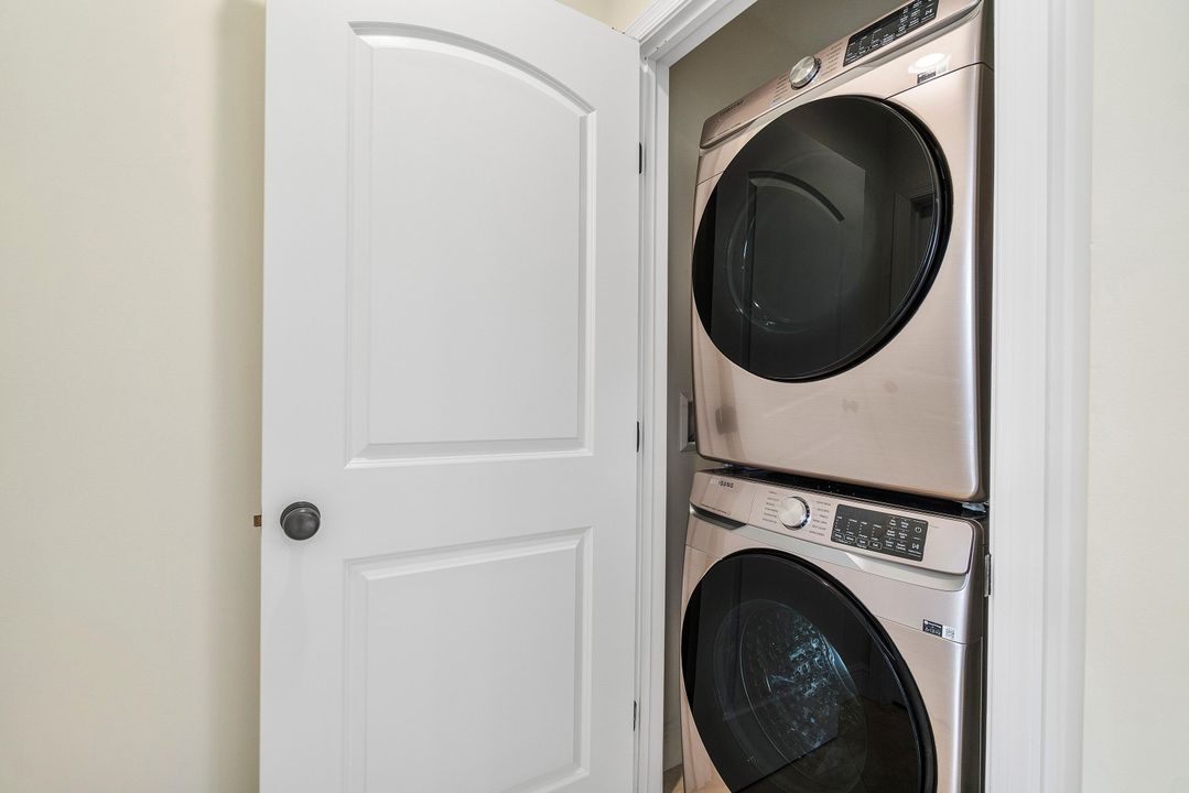 出租: $3,500 (1 贝兹, 1 浴室, 879 平方英尺)