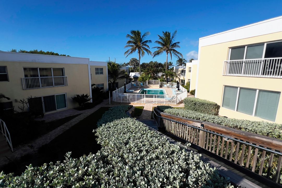 For Sale: $425,000 (2 beds, 2 baths, 1093 Square Feet)