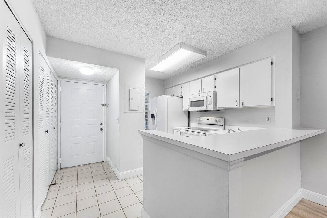 For Rent: $1,950 (2 beds, 2 baths, 840 Square Feet)