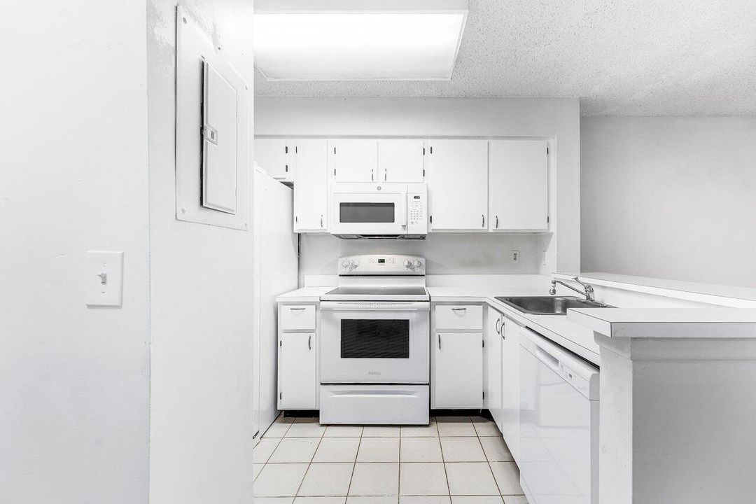 For Rent: $1,950 (2 beds, 2 baths, 840 Square Feet)