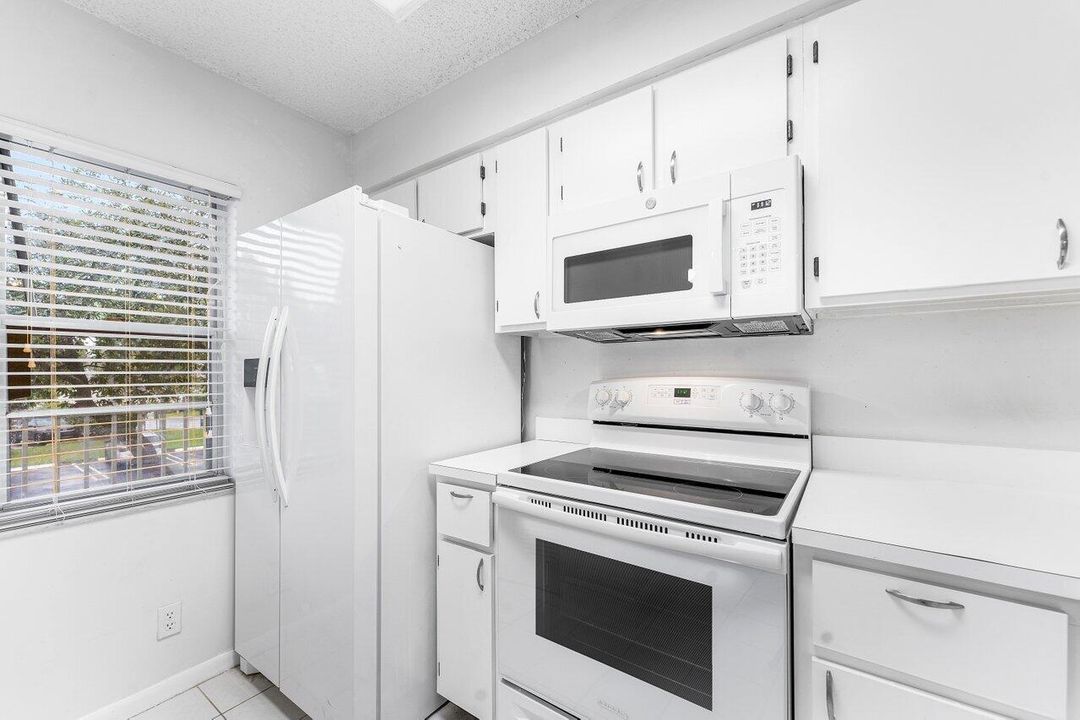 For Rent: $1,950 (2 beds, 2 baths, 840 Square Feet)