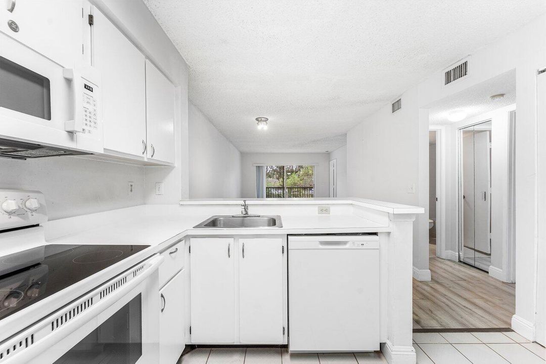 For Rent: $1,950 (2 beds, 2 baths, 840 Square Feet)