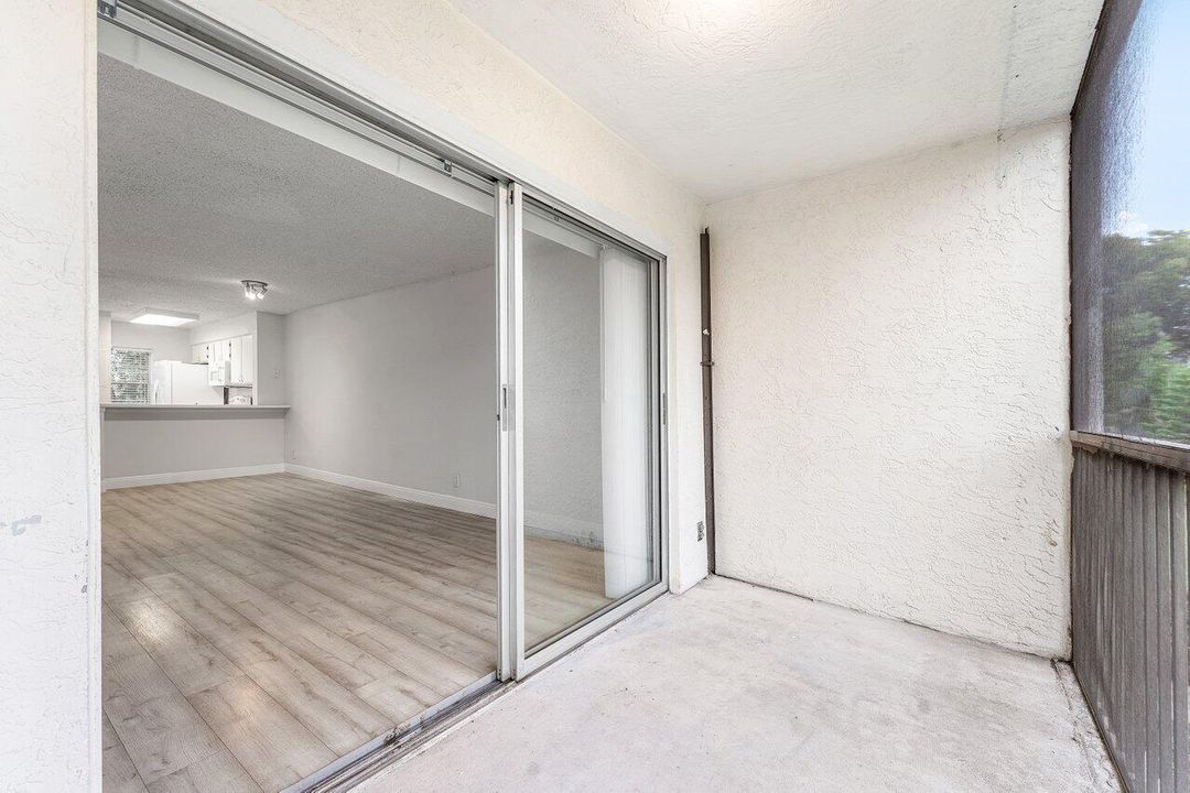 For Rent: $1,950 (2 beds, 2 baths, 840 Square Feet)