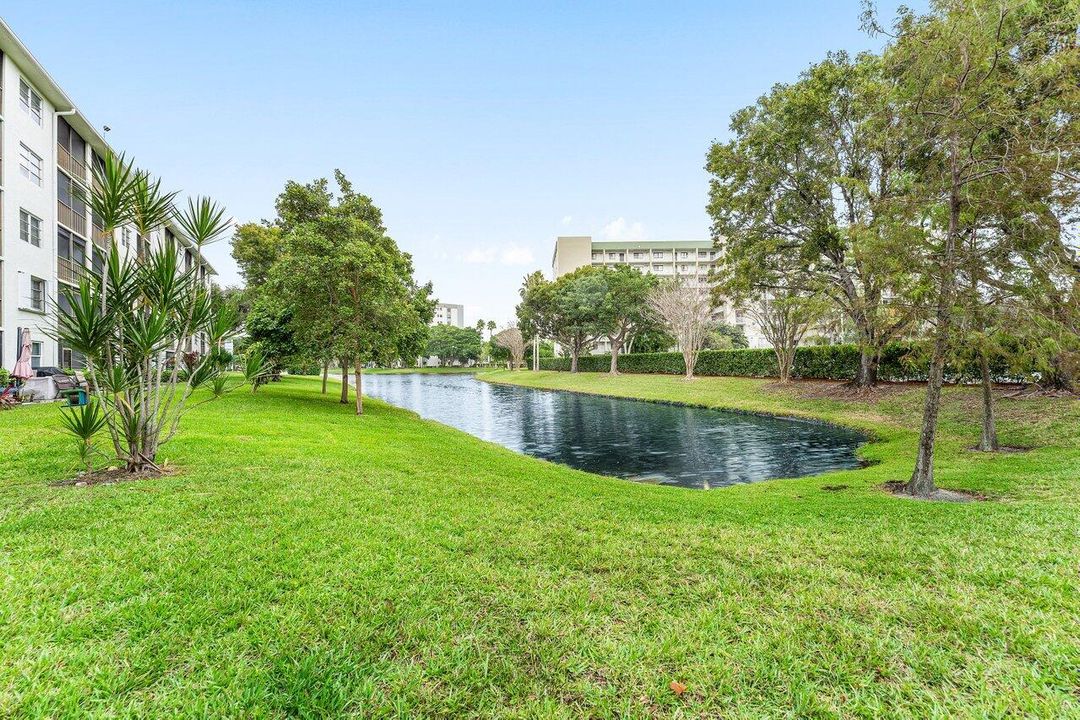 For Rent: $1,950 (2 beds, 2 baths, 840 Square Feet)