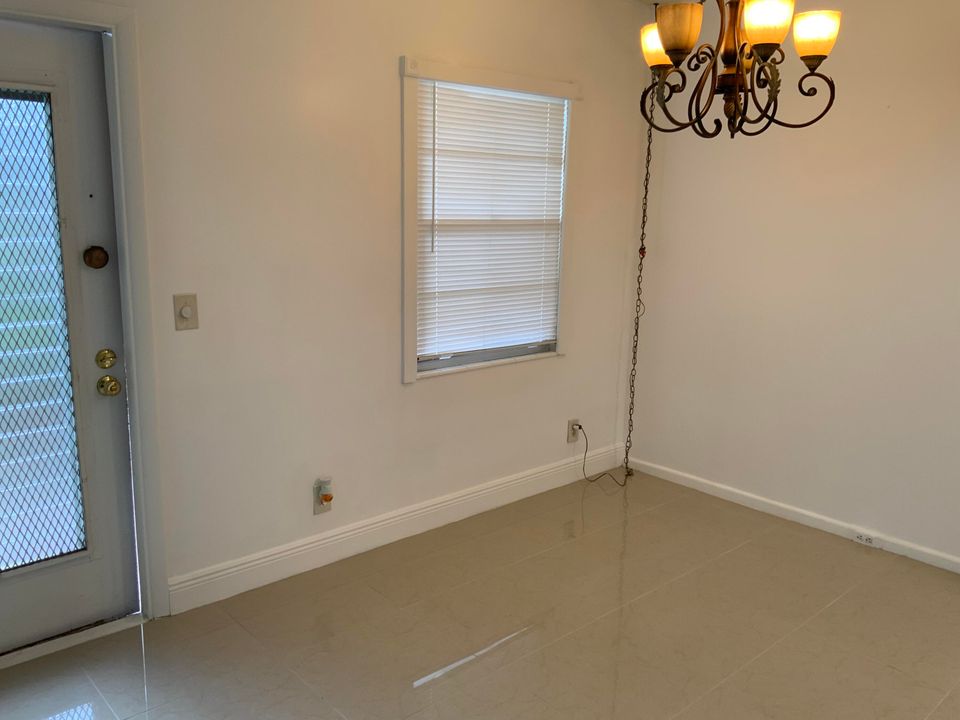 For Rent: $1,600 (2 beds, 1 baths, 819 Square Feet)
