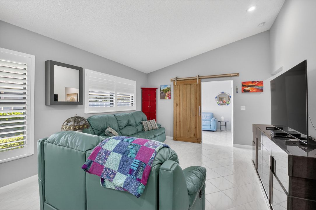 For Sale: $324,900 (2 beds, 2 baths, 1248 Square Feet)