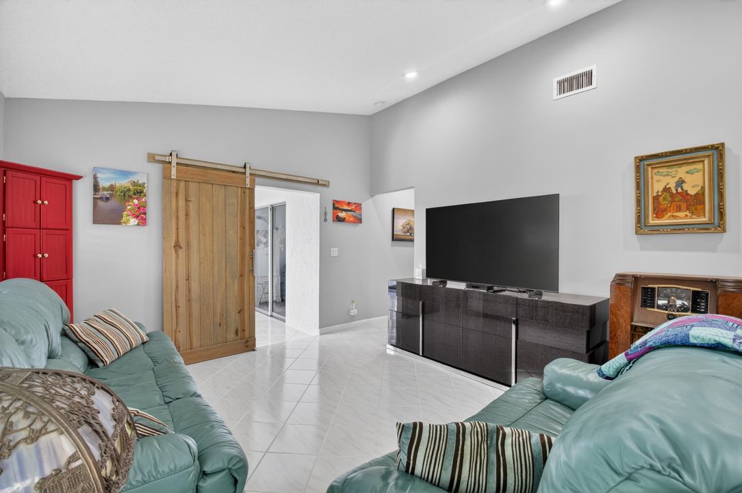 For Sale: $324,900 (2 beds, 2 baths, 1248 Square Feet)