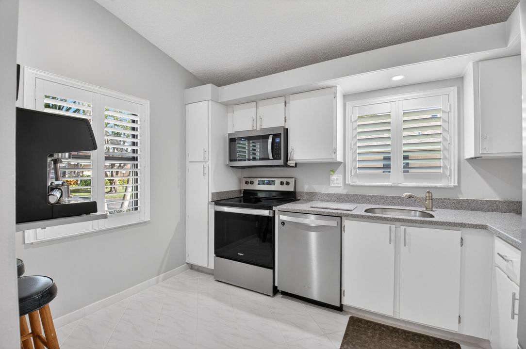 For Sale: $324,900 (2 beds, 2 baths, 1248 Square Feet)