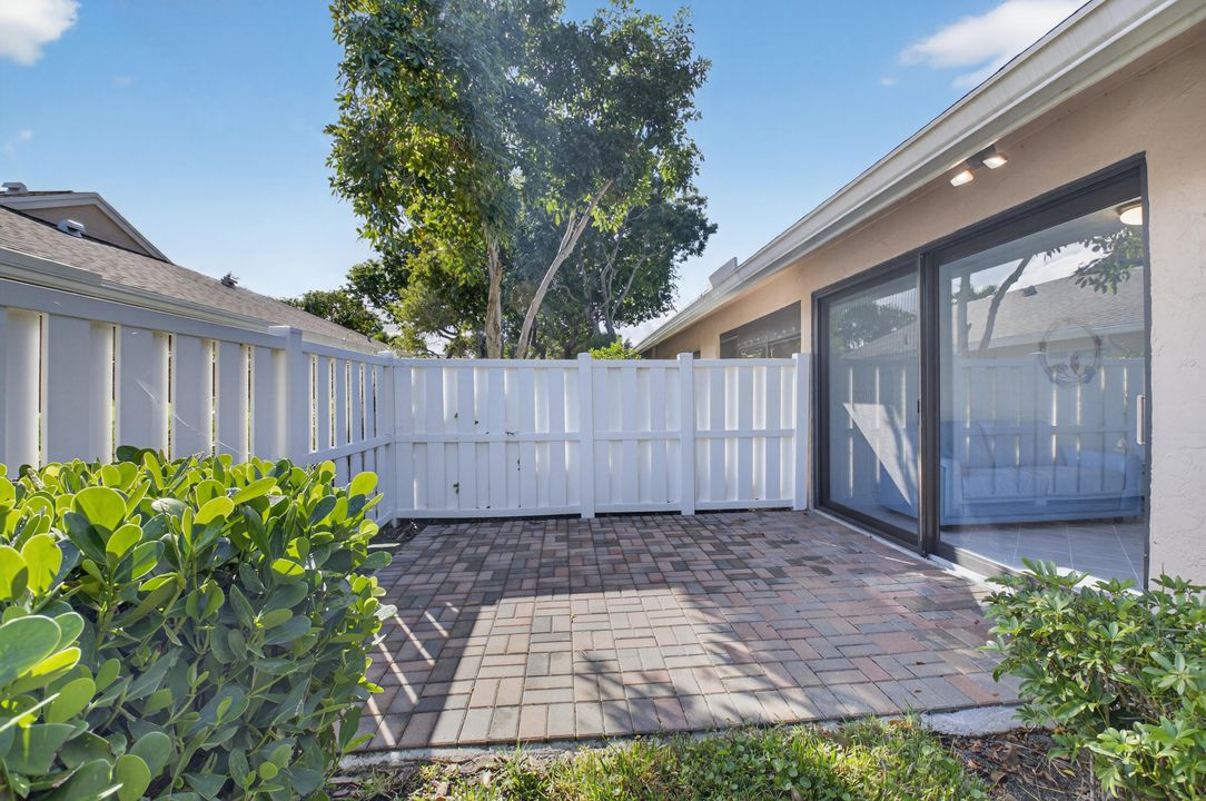 For Sale: $324,900 (2 beds, 2 baths, 1248 Square Feet)