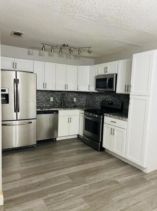 En Renta: $1,900 (3 camas, 2 baños, 1600 Pies cuadrados)