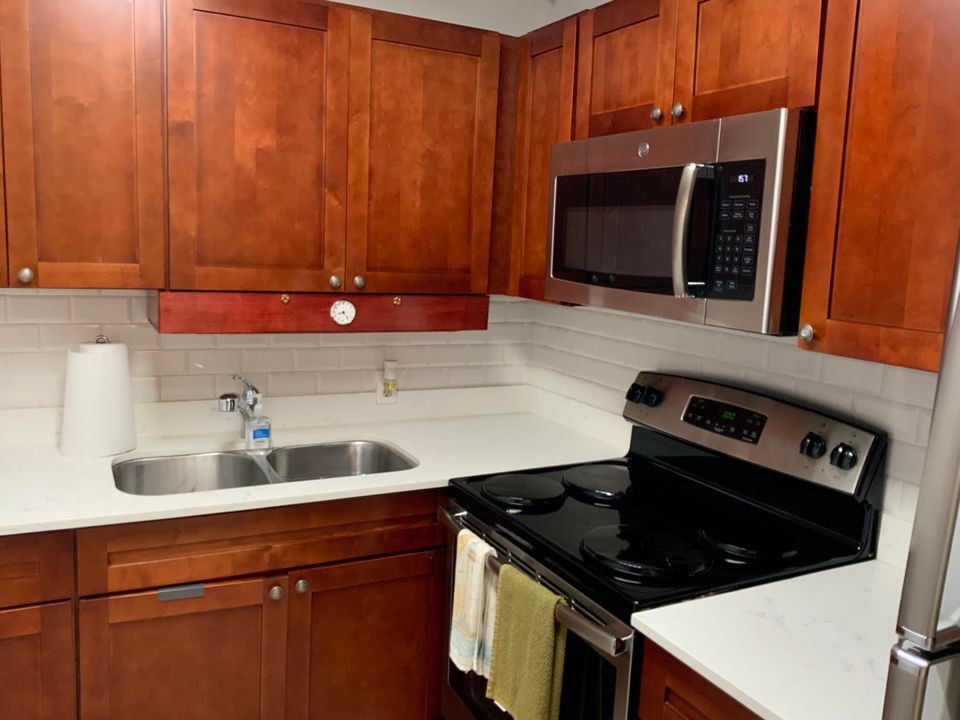 For Rent: $1,600 (2 beds, 1 baths, 819 Square Feet)