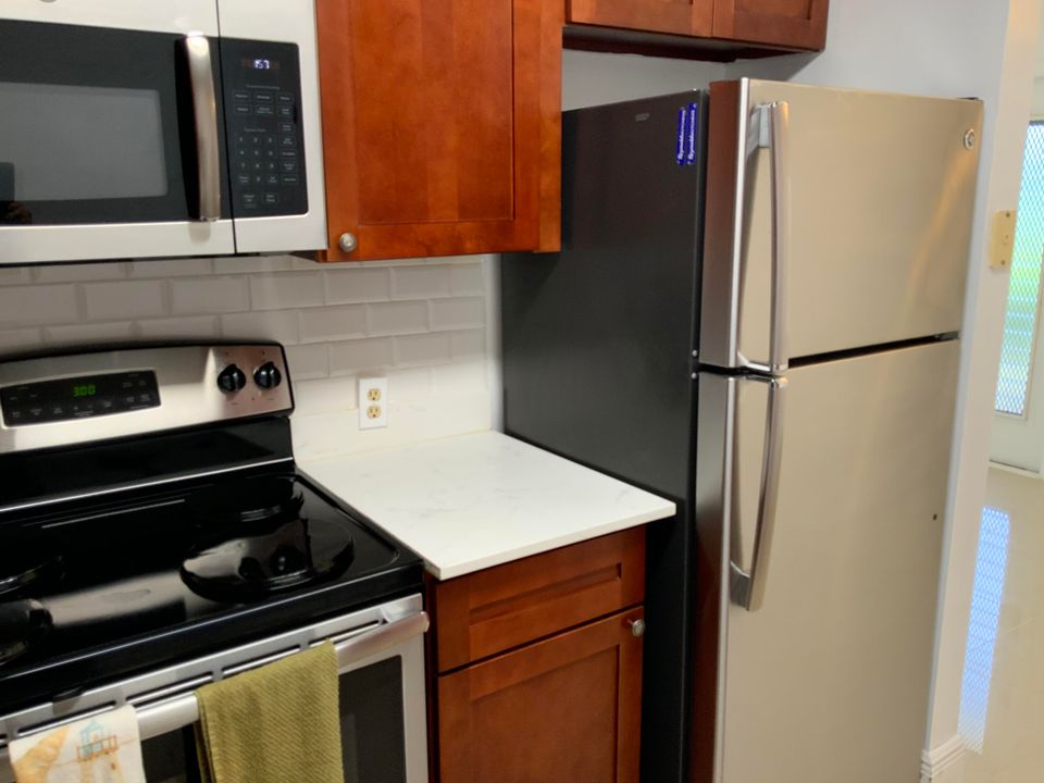 For Rent: $1,600 (2 beds, 1 baths, 819 Square Feet)