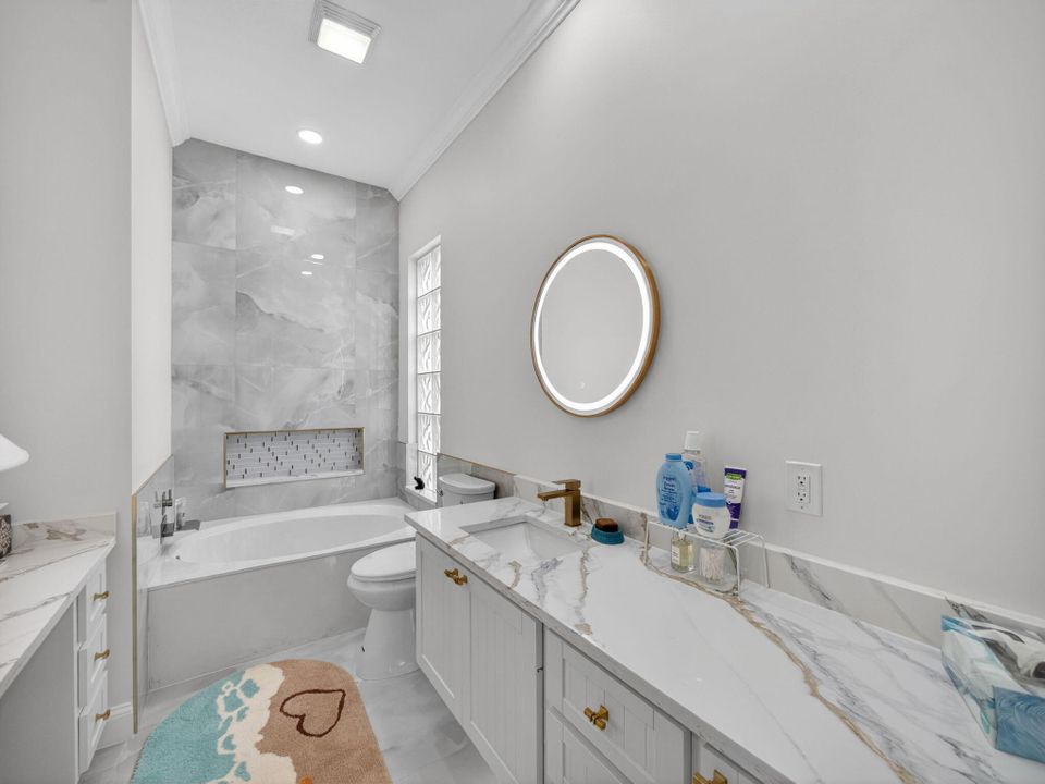 Activo con contrato: $4,200 (3 camas, 2 baños, 2000 Pies cuadrados)