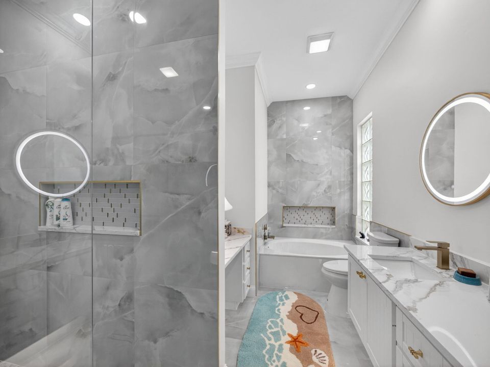 Activo con contrato: $4,200 (3 camas, 2 baños, 2000 Pies cuadrados)