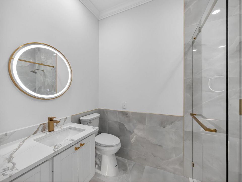 Activo con contrato: $4,200 (3 camas, 2 baños, 2000 Pies cuadrados)