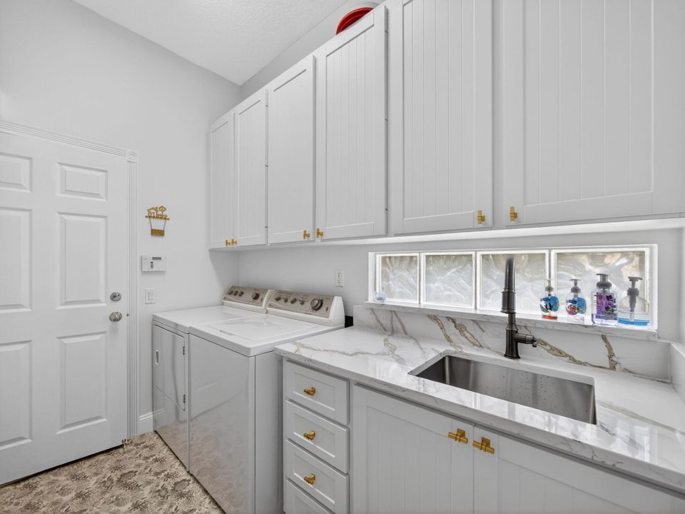 Activo con contrato: $4,200 (3 camas, 2 baños, 2000 Pies cuadrados)