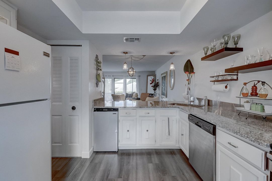 待售: $249,990 (2 贝兹, 2 浴室, 1230 平方英尺)