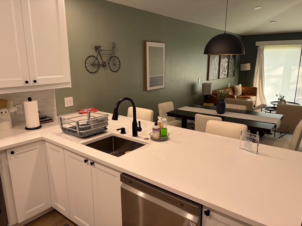 For Rent: $8,000 (2 beds, 2 baths, 1135 Square Feet)